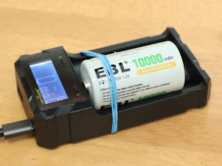 こんな感じでゴムを巻かないと充電器から充電池が外れます。 KEYNICE 急速 電池充電器 18650 充電器 単3 単4 ニッケル水素 ニカド電池 リチウム電池対応 LCD付き 2種類電池同時充電可能 USB出力機能付き 日本語取扱説明書付き 単1充電池の充電