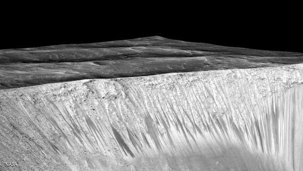 الكشف الجديد يزيد نسبيا احتمال وجود كائنات حية بسيطة على سطح المريخ.