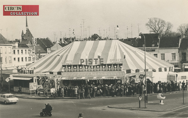 photo noir et blanc d'une vue générale du cirque Piste 