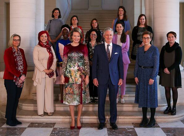 Queen Mathilde wore Etro printed satin midi dress and Natan red suede pumps, and she carries Natan suede clutch. Crown Princess Elisabeth
