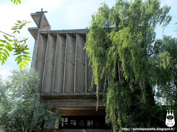 Belfort - Eglise Sainte Jeanne d'Arc  Architectes: Marcel Lods,  Jacques Beufé  Vitraux: Jean Luc Perrot  Construction: 1952 - 1957