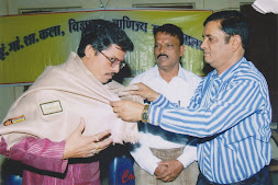 ज्योतिषाचार्य पं.विनोद चौबे को सम्मानित करते हुए डॉ.महेश चन्द्र शर्मा (संस्कृत डी.लीट्)