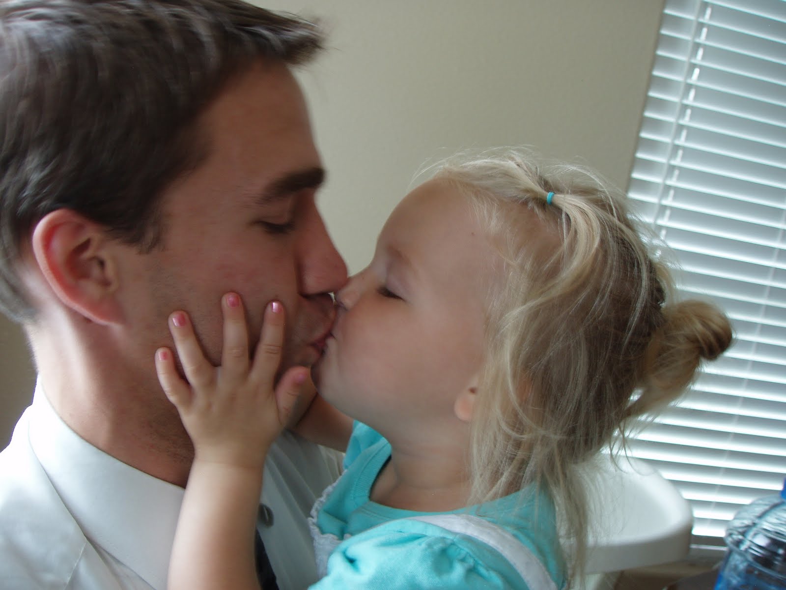 Dad young daughter. Французский поцелуй с папой. Целует в ушко. Daughter father поцелуи. Ffezine-Daddy.