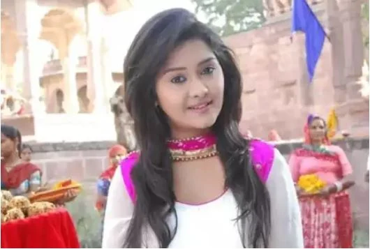  Kanchi Singh sat loving her onscreen brother