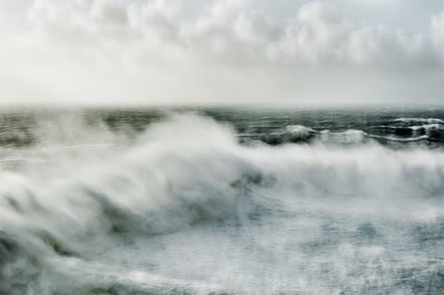 Alessandro Puccinelli fotografiando el mar