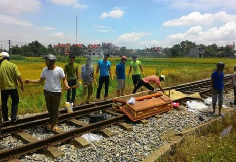 Hai me con di cat thuoc chua benh bi tau hoa can tu vong - Anh 1