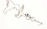 http://www.stadsmissionen.se/Stodoss/webbshop/Smycken/Smycket-Nyckelbarn---halsband-90-cm-kedja/