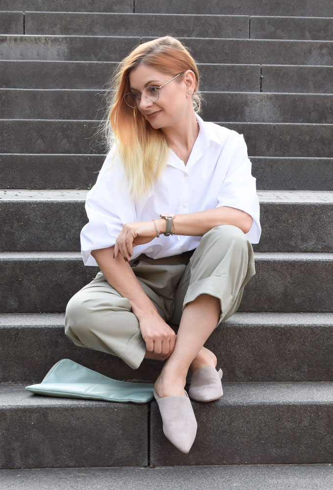 schlichter Look mit beiger Hose und weißer Bluse, Menocore Trend so kombinierst Du den Menocore Trend