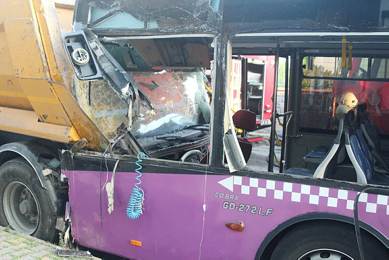 Halk otobüsü hafriyat kamyonuna çaptı: 1 yaralı