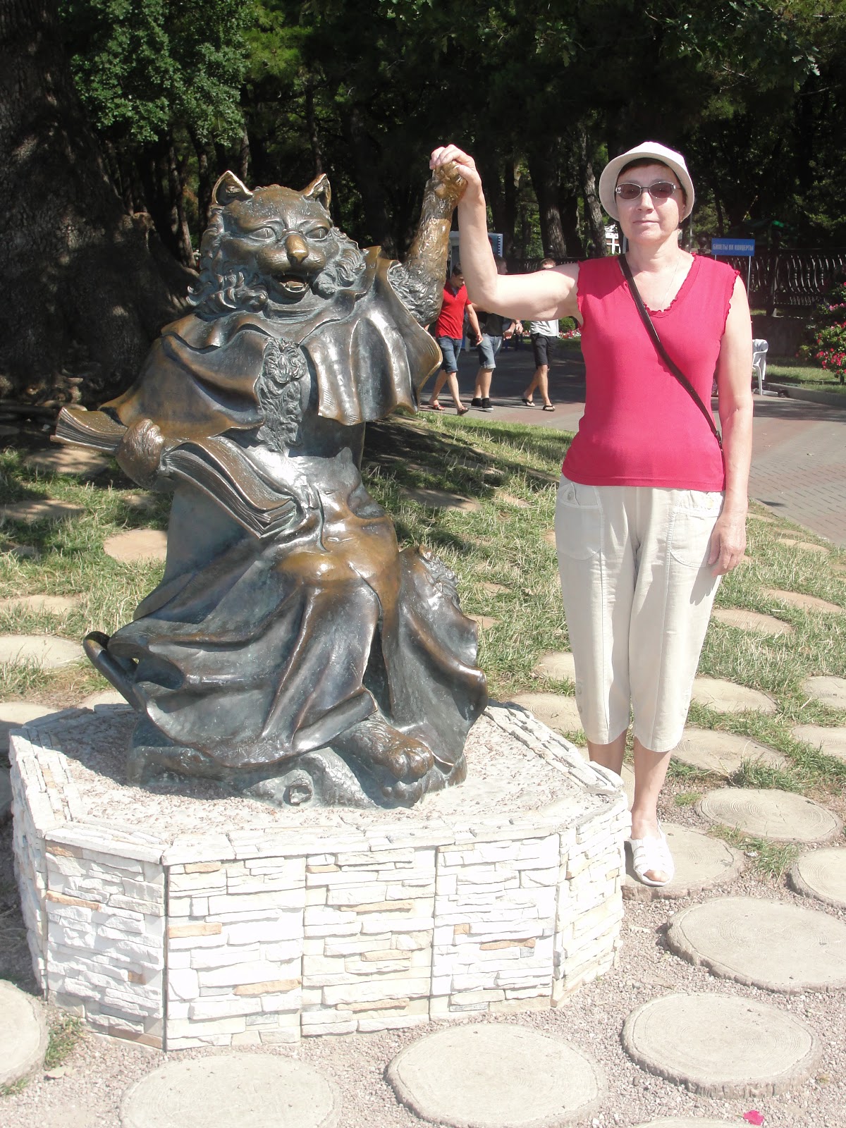 скульптуры на набережной геленджика