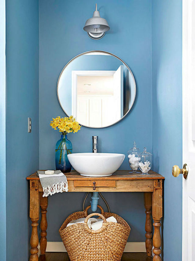 10 ideas para renovar el baño por menos de 100€, baño con azulejos color azul y espejo redondo