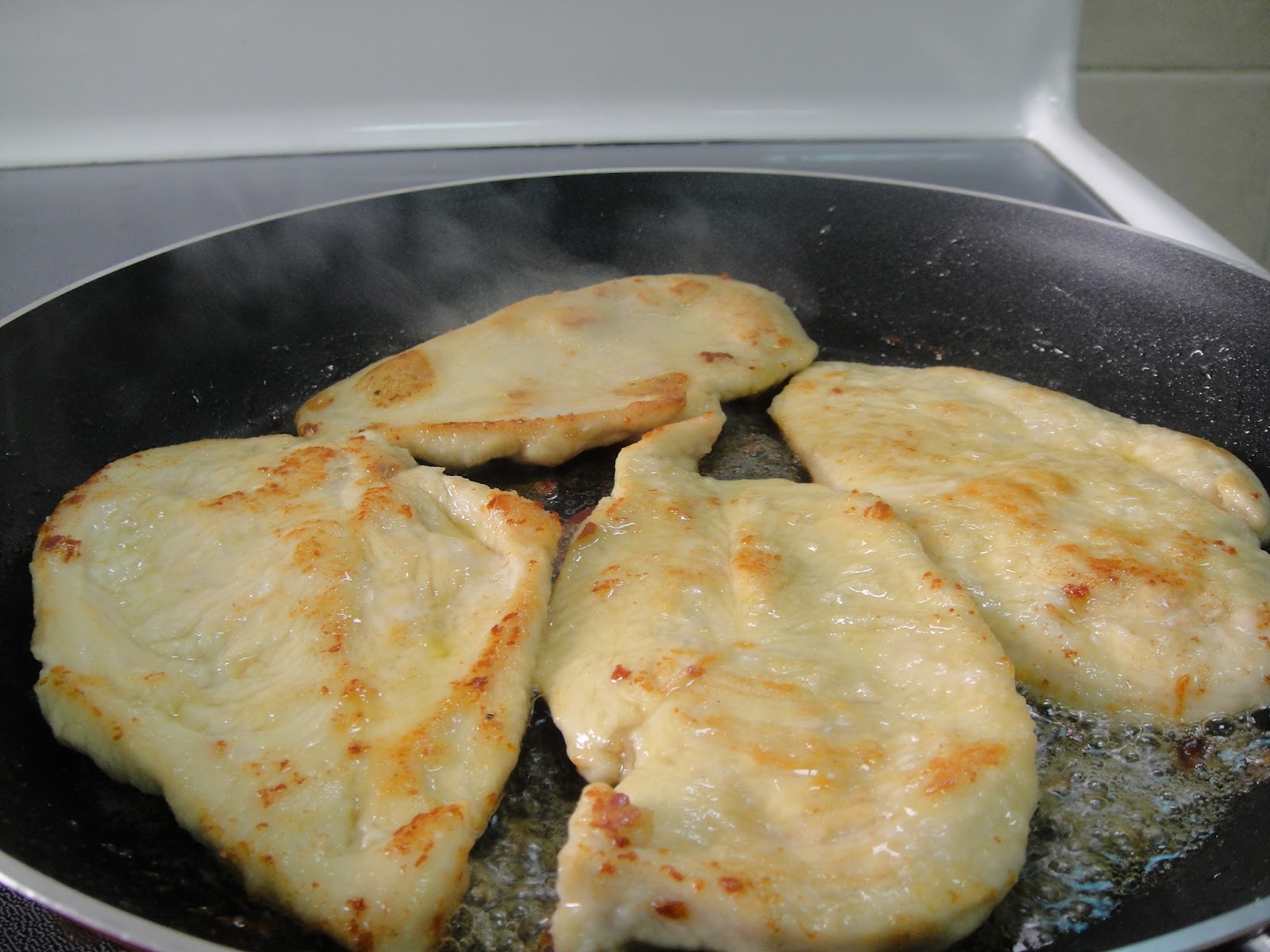 курица в муке. куриное филе в кляре на сковороде. куриная грудка в муке. куриная грудка в кляре. свинина в панировке на сковороде.