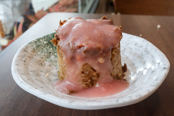 台中太平八月素食育賢店獨特鹽滷臭豆腐，筒仔米糕淋紅麴醬更好吃