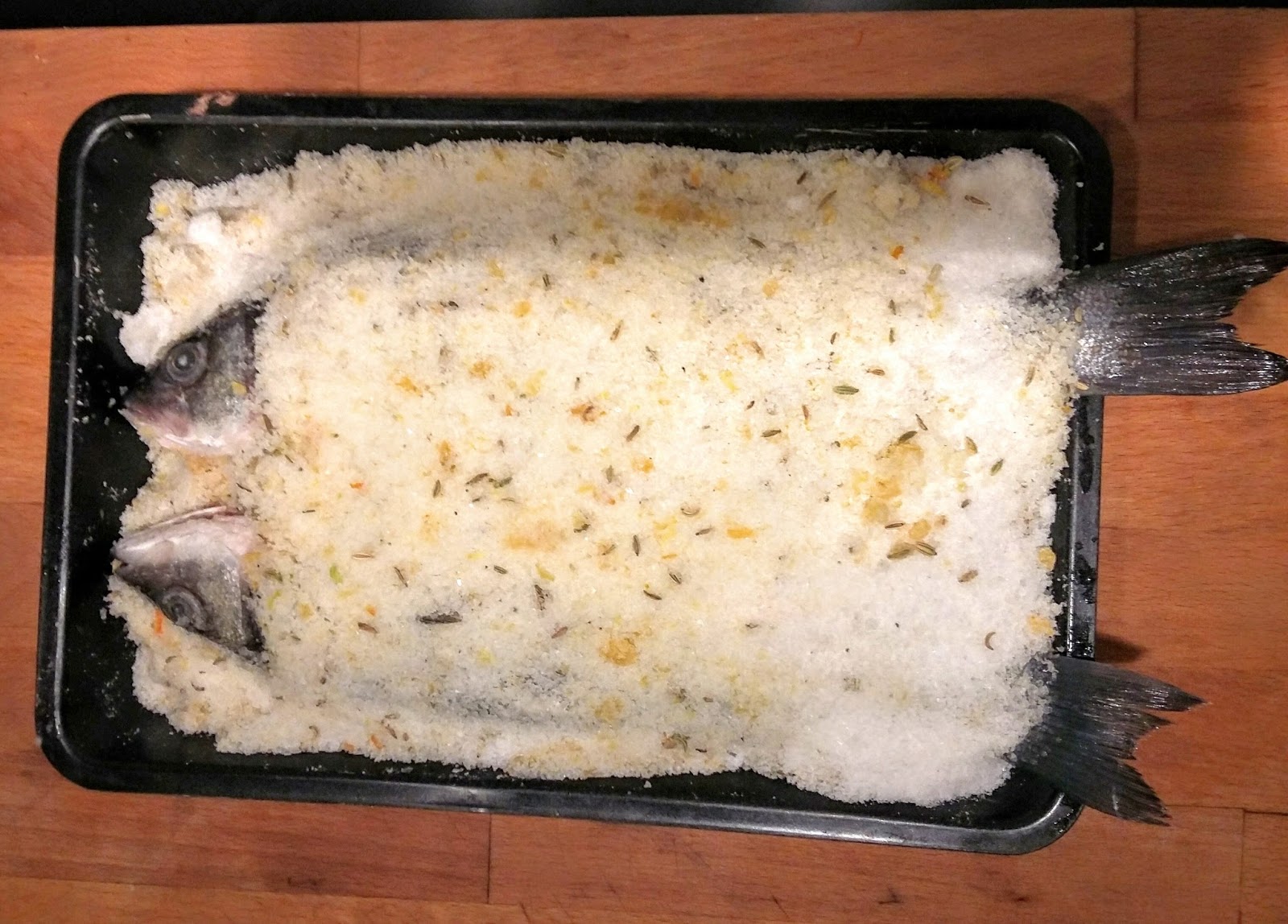 Соль на противне в духовке. Рыба запеченная в соли. Рыба в соли в духовке. Рыба в соляной корке. Рыба запеченная в солевом панцире.