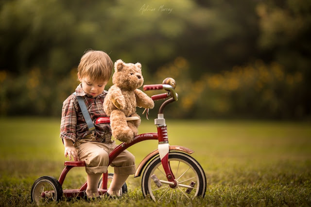 A inseparável amizade dos filhos de A inseparável amizade de crianças com seu urso Ted por Adrian Murray com seu urso Ted A inseparável amizade dos filhos de A inseparável amizade de crianças com seu urso Ted por Adrian Murray com seu urso Ted