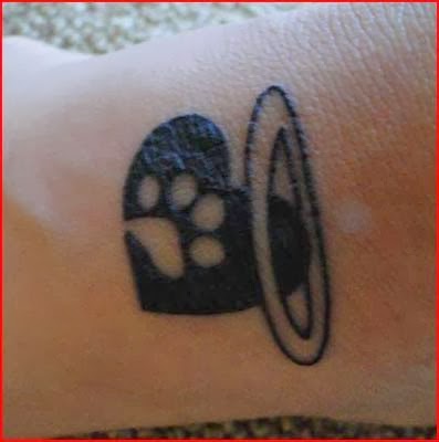 tatuagem de pata de cachorro feminina com coração