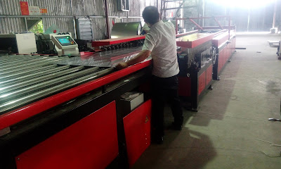 Kỹ thuật viên đẩy phôi tôn vào máy