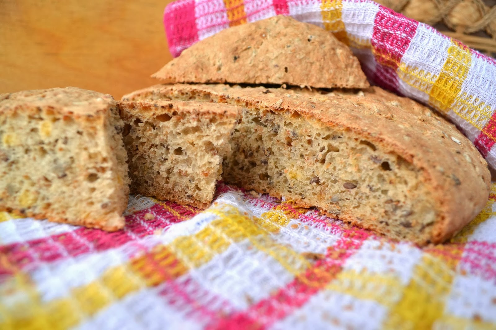 хлеб со злаками. кето хлебцы. хлеб с зирой. специи для хлеба. крупнопористый хлеб.