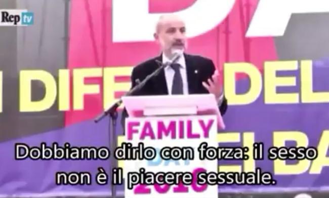 Massimo Gandolfini sul palco del 'family day'