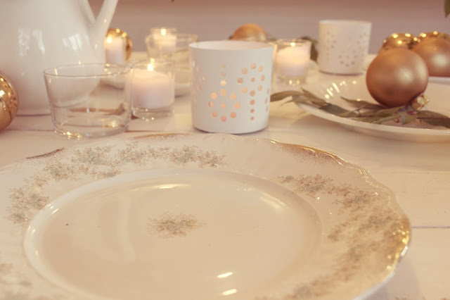 hellolovely-hello-lovely-studio-romantic-farmhouse-table-holiday-roses-white-gold