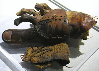 Náhrada amputovaného palce/publikováno z http://www.ancient-egypt-online.com/ancient-egyptian-medicine.html