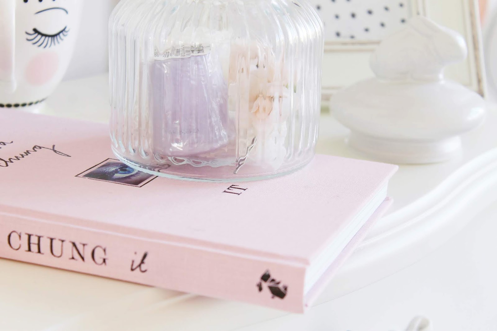 Spring girly desk or bedside table ideas for a girly shabby chic bedroom, how to makeover your room for spring