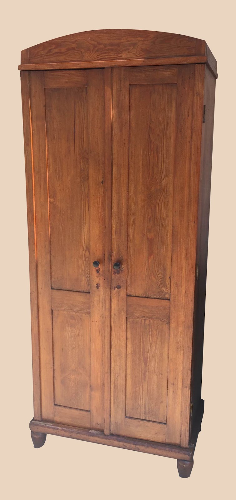 Uhuru Furniture & Collectibles Antique Oak Armoire with Adjustable Shelves Inside 195