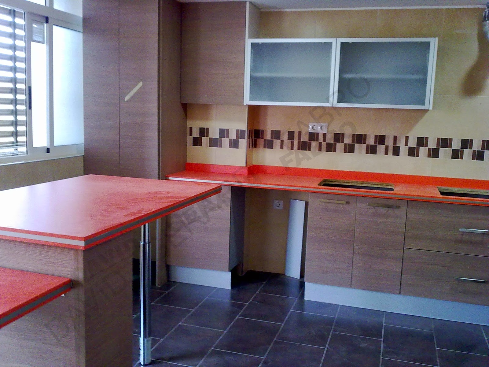Muebles de cocina con encimera naranja.