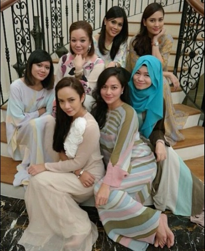 Duasinggit: Nora Danish & Fasha Sandha Berhari Raya Bersama
Fasha Sandha Dan Nora Danish