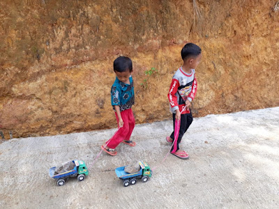 KEGEMBIRAAN ANAK ANAK DK. SEGAGAN SUKOREJO SAAT JALAN COR SELESAI