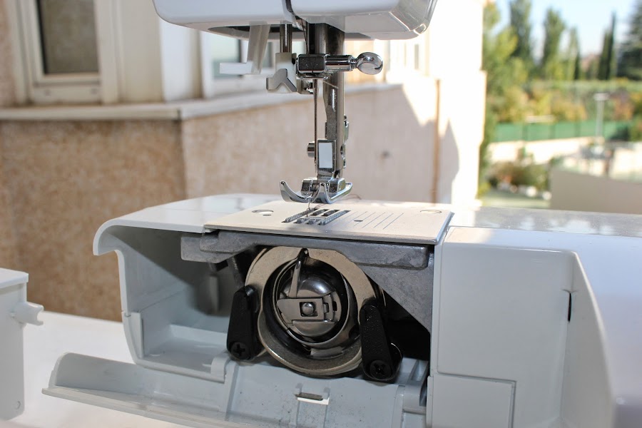 Aprender a coser, devanar canilla, enrollar hilo canilla, enhebrar máquina de coser