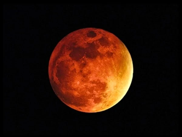 «Ματωμένη» σελήνη απόψε στον ουρανό - Η ολική έκλειψη θα βάψει κόκκινη τη νύχτα 
