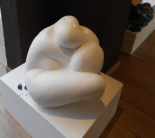 Sculpture l'Amour en résine blanche placée à l'entrée du restaurant