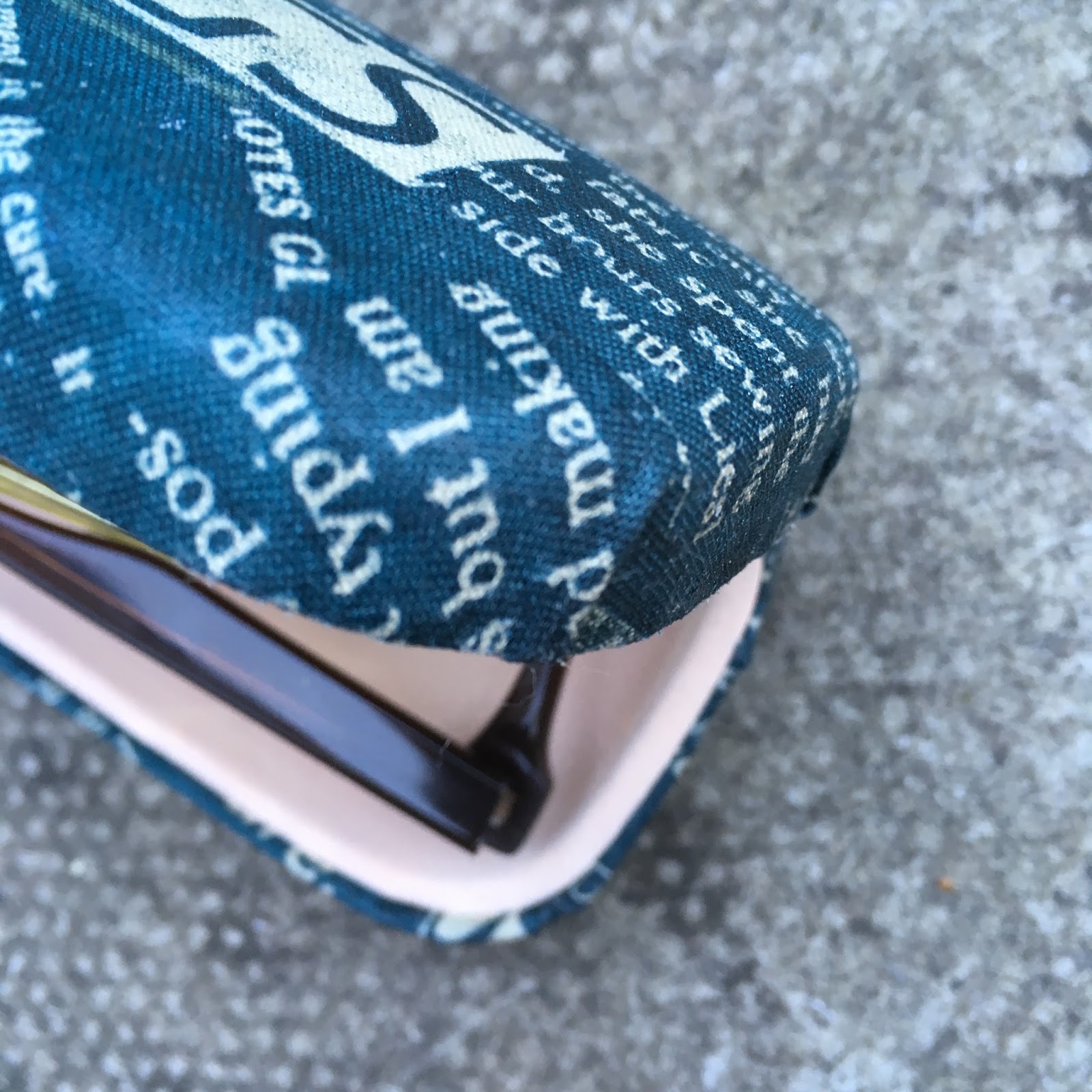 blessed glasses case / CHARM ABOUT YOU