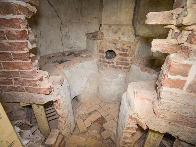 Drunk couple's curiosity led to the discovery of something creepy beneath their house Drunk couple's curiosity led to the discovery of something creepy beneath their house