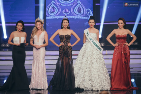 Thúy Vân được khen khéo léo ứng xử khi MC liên tục đọc nhầm tên mình trên sóng trực tiếp - Ảnh 1 Thuy Van duoc khen kheo leo ung xu khi MC lien tuc doc nham ten minh tren song truc tiep - Anh 1