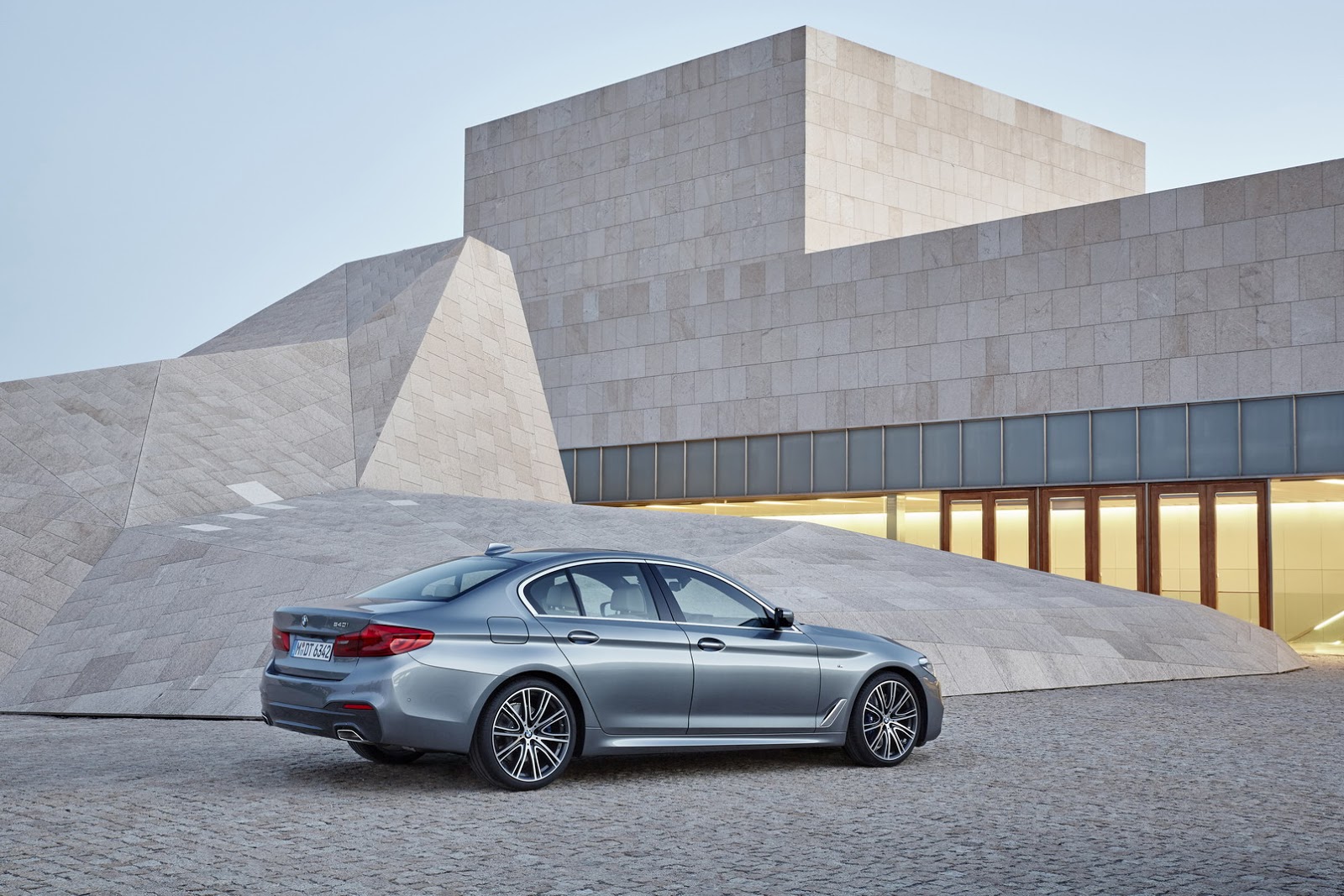 2017-BMW-5-Series-20.jpg