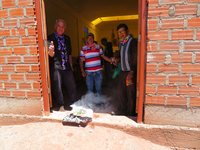 Wir waren heute in Casa Grande und haben die noch nicht ganz fertige Kapelle begossen. Es ist die Art wie die Menschen hier in den Bergen Boliviens den Besitz feiern.