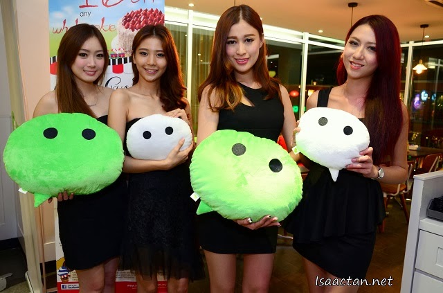 WeChat ladies promoting the Buy 1 Free 1 promo