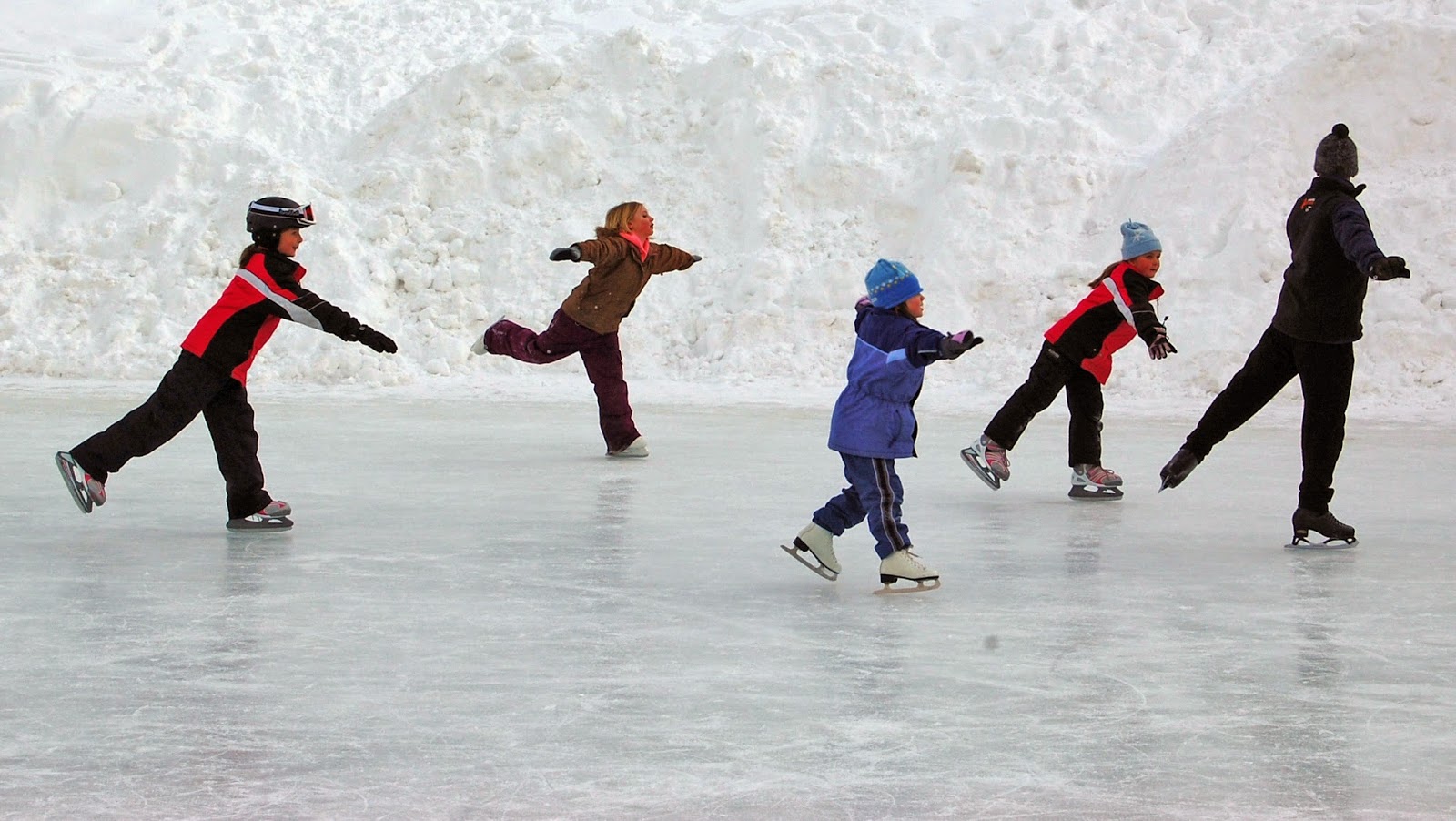 Фонка для каток. Дети катаются на коньках. Дети на катке. Дети катиаю ся на коньках. Коньки на льду.