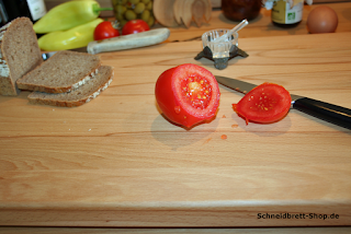 Tomate schneiden Küchen-Schneidebrett Holz.