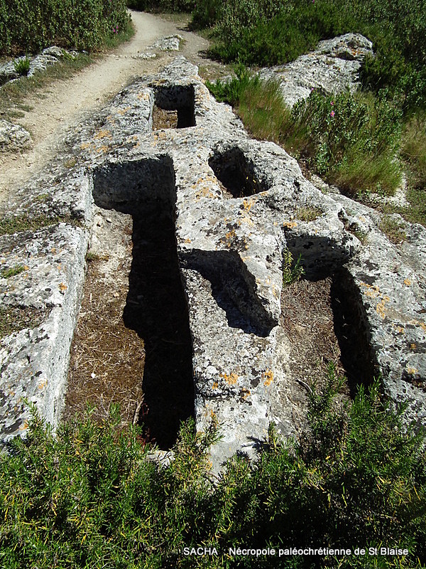 Un jour....Une photo ! Nécropole rupestre