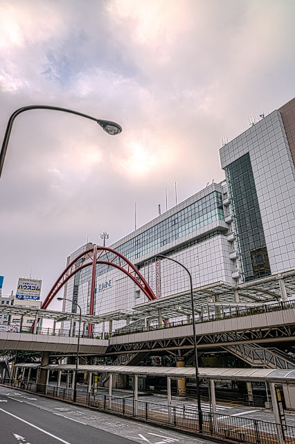 早朝、曇り空のJR東日本中央線、立川駅北口の写真 HDR