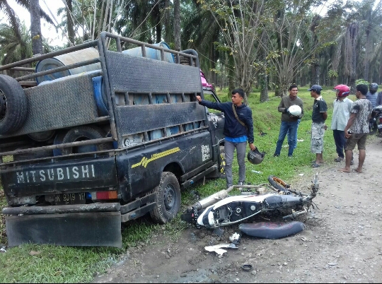 Warga menyaksikan lokasi tabrakan antara mobil pick up dengan pengendara sepedamotor Warga menyaksikan lokasi tabrakan antara mobil pick up dengan pengendara sepedamotor