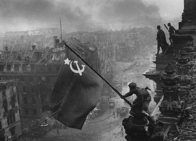 40 Unbelievable Historical Photos - Soviet Flag raised above the Reichstag [Berlin, 1945]