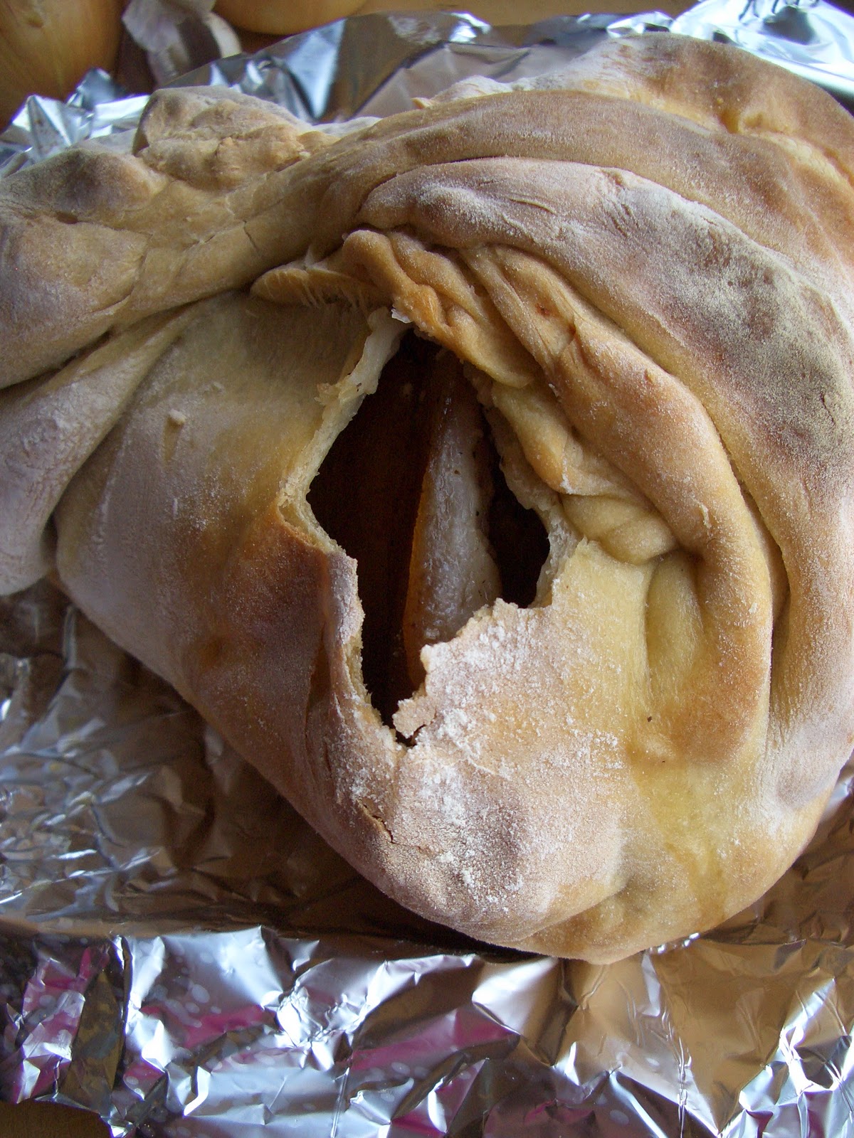 Яблоки запеченные в тесте. Рыба запеченная в слоеном тесте. Груша в слоеном тесте запеченные. Рыба запеченная в тесте. Мясо запеченное в слоеном тесте.