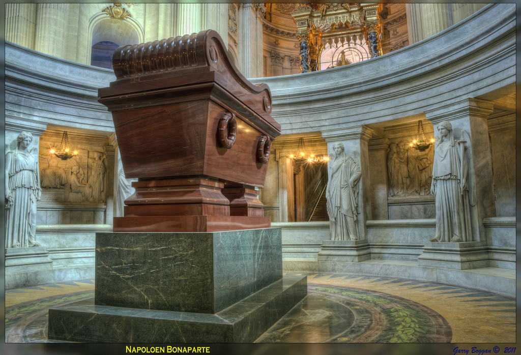 саркофаг наполеона. могила наполеона бонапарта. дом инвалидов в париже гроб наполеона. могила наполеона в париже. дом инвалидов в париже усыпальница наполеона.