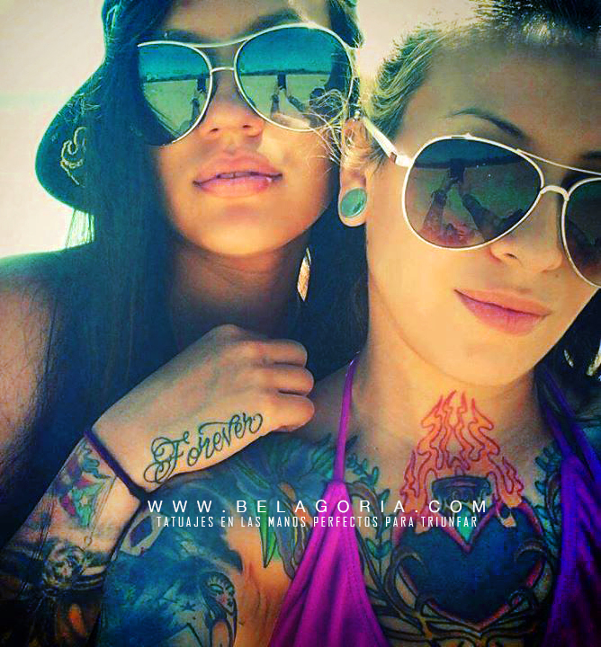 Vemos a dos amigas posando bajo el sol, una de ellas con la palabra forever tatuada en la mano