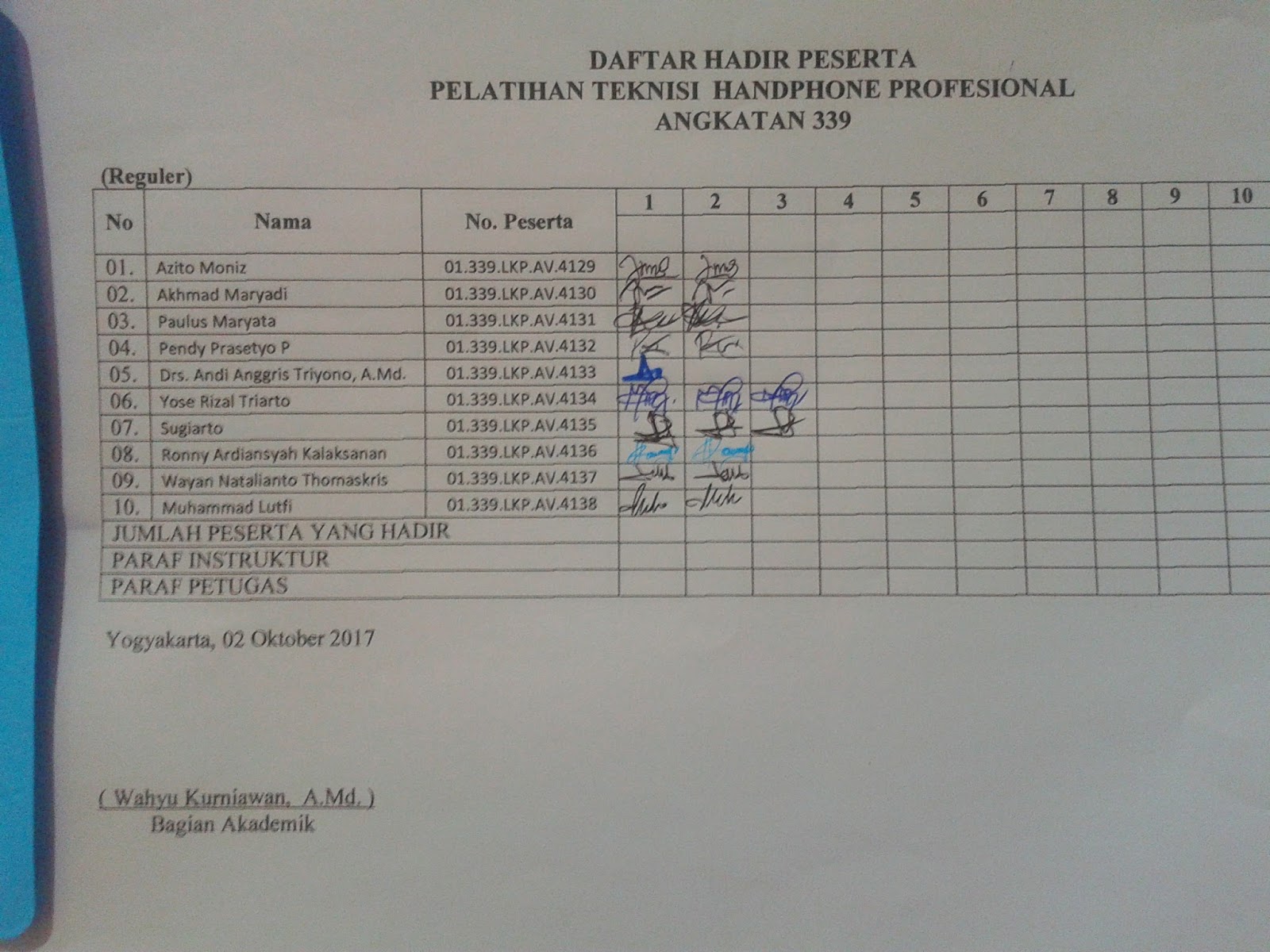Mengisi daftar hadir peserta dan pembagian modul Pelatihan Teknisi HP Dinkop UKM Nakertran Kota Yogyakarta 23 hari GRATIS yang telah dilaksanakan dengan