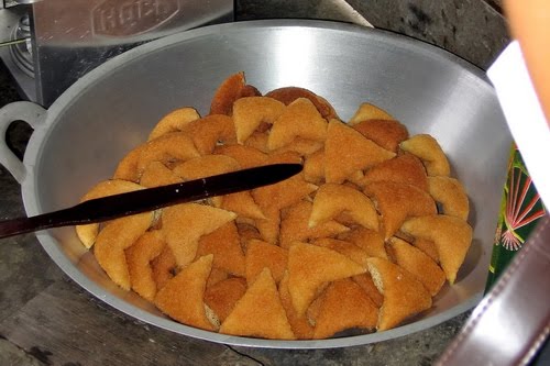 Memasak kue keukarah dengan menggoreng dengan minyak.